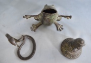 RANA, VIBORA y TAPA, tres piezas de bronce patinado. Alto rana: 10 cm.