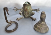 RANA, VIBORA y TAPA, tres piezas de bronce patinado. Alto rana: 10 cm.