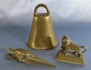 SUJETADOR, LEON y CENCERRO, de bronce dorado. El primero en forma de cabeza de ave. Alto cencerro: 13,5 cm.