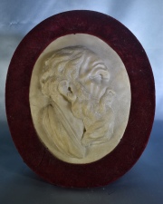 Perfil masculino, relieve oval de mármol tallado. Mide: 19 x 15 cm.