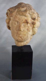 Cabeza pequeña Griega de mármol tallado. Alto cabeza: 14,5 cm.