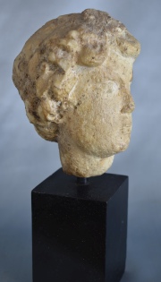Cabeza pequeña Griega de mármol tallado. Alto cabeza: 14,5 cm.