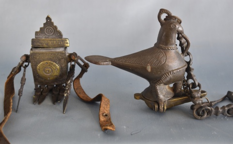 Caja Marroquí y lámpara de aceite Hindú, en bronce. 2 Piezas