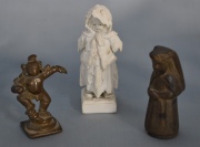 Tres Piezas pequeñas: Mujer, Niña de biscuit y Diosa de bronce hindú. Desperfectos. Alto: 6, 5 y 8 cm.