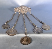 Pequeño Chatelaine Art Nouveau con 5 medallas colgantes.