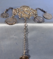 Pequeño Chatelaine Art Nouveau con 5 medallas colgantes.