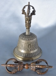 Campana y objeto amuleto tibetano de bronce. Alto: 16,5 cm. Largo: 13,5 cm. 2 Pz.
