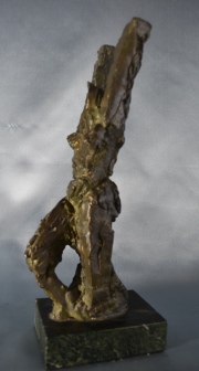 Figura femenina con brazos en alto, escultura de bronce. Sin Firma. Alto con base: 32 cm.