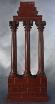 Columnata Corintia de mármol en miniatura. Desperfectos, restauros. Alto: 33,3 cm.