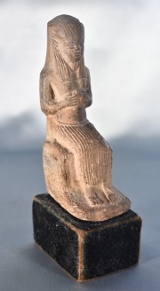 Figura egipcia sentada, cerámica. Con base. Alto total: 14,5 cm.