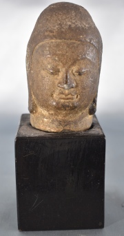 Cabeza de Buda, escultura de piedra arenisca tallada. Alto: 8,5 cm. Alto con base: 16 cm.