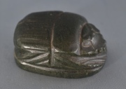 Escarabajo egipcio de piedra tallada. Largo: 5,3 cm.