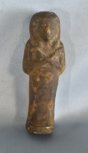 USHABTI, figura egipcia de cerámica oscura. Alto: 10,5 cm.