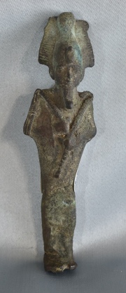 Osiris, estatuilla egipcia de bronce. Desperfectos. Alto: 13 cm.