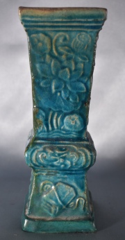 Vaso de cerámica china con esmalte azul. Alto: 21 cm.