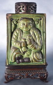 Vaso de cerámica china con esmalte verde. Tapa de madera. Alto: 15 cm.