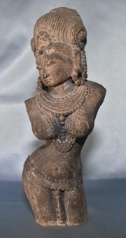 Deidad India, escultura protuberante de piedra tallada. Alto: 30 cm.