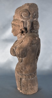 Deidad India, escultura protuberante de piedra tallada. Alto: 30 cm.