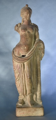 Mujer junto a la columna, figura de terracota. Faltantes, restauros. Alto: 33 cm.