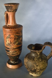 Lekythos, Vaso griego de cerámica, esmalte negro y pequeño jarro de cerámica. 2 Piezas