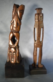 Dos tallas. Una de madera, de Oceanía, averías, y otra sobre africana, de cuerno tallado. 2 Piezas. Alto 26 y 24 cm.