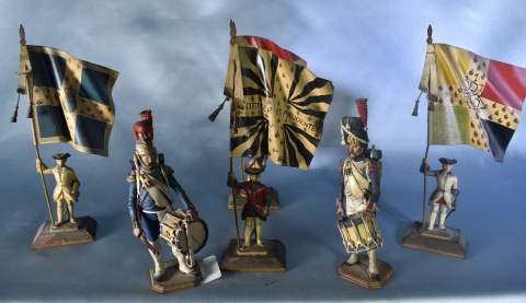 Seis Soldados de plomo de regimientos europeos. Cuatro con banderas y dos con tambores. Alto: 18 y 13 cm.