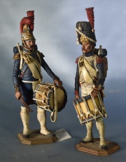 Seis Soldados de plomo de regimientos europeos. Cuatro con banderas y dos con tambores. Alto: 18 y 13 cm.