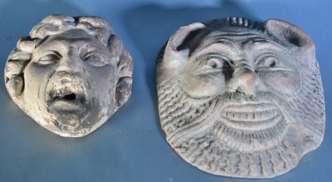 DOS MASCARONES, antiguas figuras de cerámica, restauradas. Alto: 16 y 12 cm.