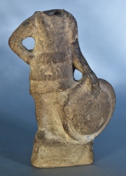 Diosa con Escudo, antigua cerámica griega. Roturas, falta cabeza. Alto: 11 cm.