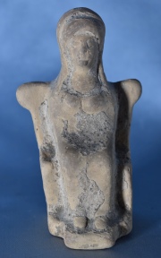 Figura femenina sentada, antigua cerámica griega. Alto: 13 cm.