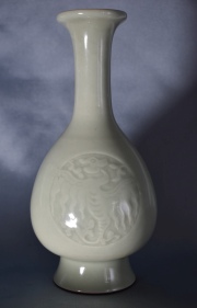 Vaso de porcelana china celadón. Alto: 22,8 cm.