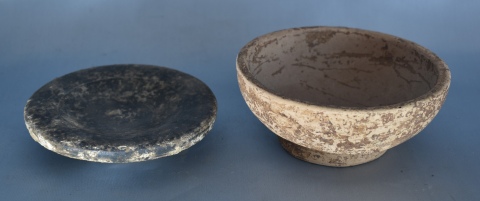 Plato y cuenco de cerámica griega antigua. 2 Piezas. Diámetro: 11,2 y 12,8 cm.