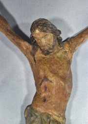 Cristo, talla de madera, para colgar. Falta cruz. Alto: 39 cm