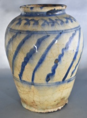 Vaso de cerámica persa con esmalte azul. Cachaduras. Alto: 18 cm.