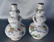Par de vasos de porcelana Samson Chantilly . Uno restaurado, con tres glóbulos escalonados. Alto: 17 cm.