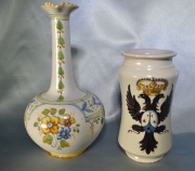 Dos Vasos de Talavera, de cerámica. Distintos, desperfectos. Alto: 26 y 18,5 cm.