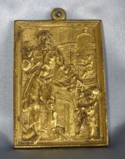 San José y Jesús en la Carpintería, relieve de bronce dorado. Mide: 9,8 x 6,8 cm.