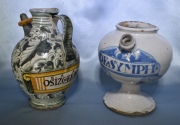Dos Botijos de cerámica con asas, distintos. Con inscripciones. Alto: 18 y 21 cm.