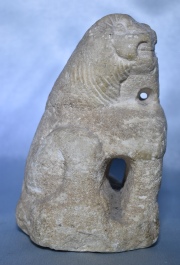 León Sentado, antigua escultura Asiria de piedra tallada. Alto: 17 cm.
