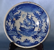 Plato de cerámica, con carabela azul. Deterioros. Diámetro: 27,6 cm.