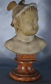 Busto de Hermes Joven, de mármol tallado, con averías y restauros. Alto: 27 cm.
