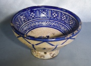 Cuenco de cerámica europea con esmalte azul. Cascaduras. Alto: 10 cm. Diámetro: 18 cm.