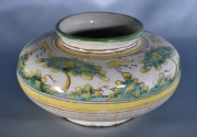 Vaso de cerámica española. Etiqueta de Vilanova. Alto: 9,5 cm. Diámetro: 17 cm.