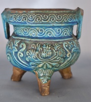 Vaso trípode cerámica china con esmalte turquesa. Faltan asas. Alto: 11,5 cm.