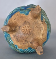 Vaso trípode cerámica china con esmalte turquesa. Faltan asas. Alto: 11,5 cm.