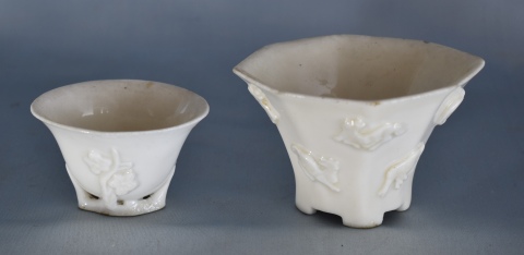 Dos pequeños vasos chinos de libación. Blanc de Chine. Cascaduras. Alto: 5,5 y 4 cm.