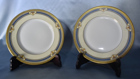 Juego de mesa de porcelana de Limoges, marlí crema y guarda en azul y dorado. 32 piezas.