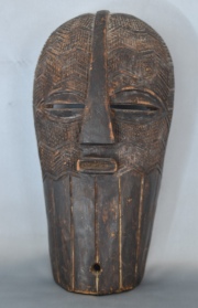 Máscara africana en forma de yelmo. Basonge. Alto: 29 cm.