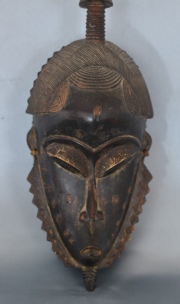 Máscara africana Baule con ave superior. Alto: 39 cm.