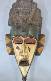 Máscara africana Duala, de Camerún, pintada verde, crema y rojo. Alto: 60 cm.